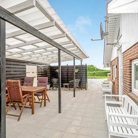 Casa vacanze Lovely In With Kitchen